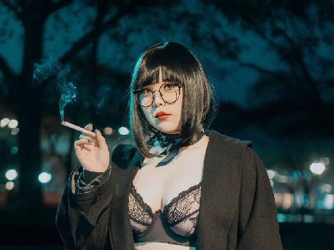 【小说】内穿cosplay情趣装外穿黑大衣的我夜晚光顾理发店