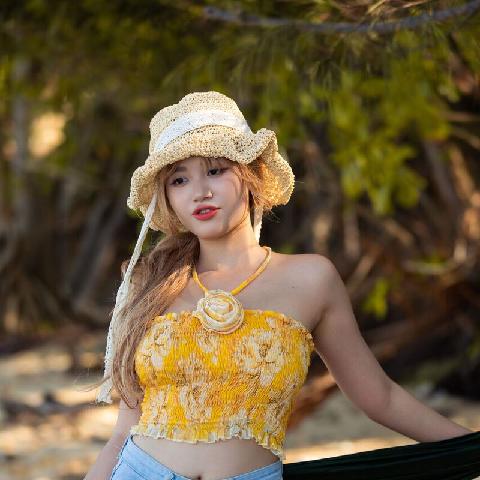 【色图】性感的亚裔少女 Danny 在海滩脱光衣服展示丰满的裸体