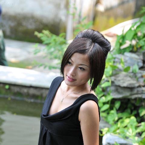 【色图】肌肤白嫩美乳亮眼的国模戴娜户外人体套图