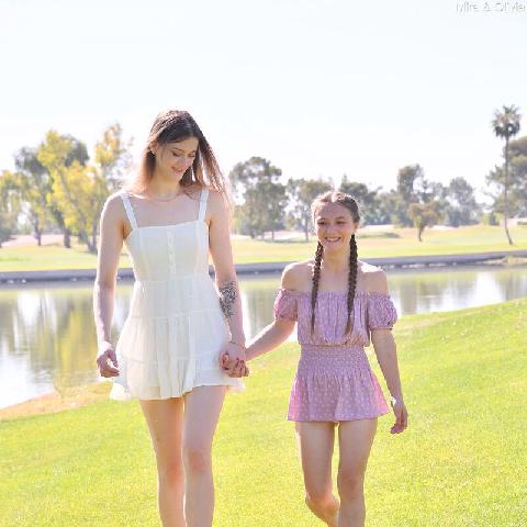 【色图】淫荡的高个子宝贝 Mira 和她的娇小朋友 Olivia 在户外脱衣并裸体摆姿势