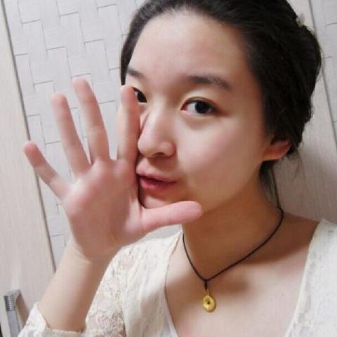 气质可爱又清新的女研究生