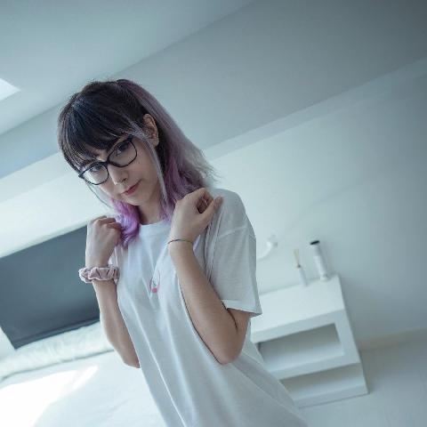【色图】非主流打扮的少女有一副好身材