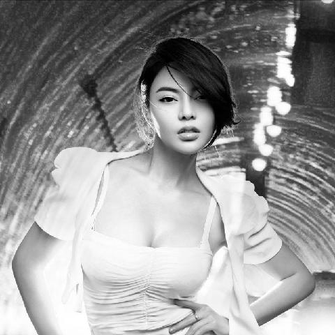 【色图】丰乳细腰翘臂，美体正妹冯雨芝