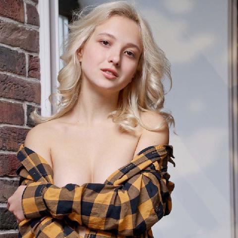【色图】乌克兰金发少女家居大尺度展示勾人嫩体写真 - Lily Shawn