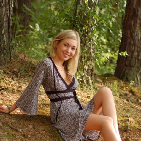 【色图】连衣裙散步林中-JULIA_IN_THE_WOODS_