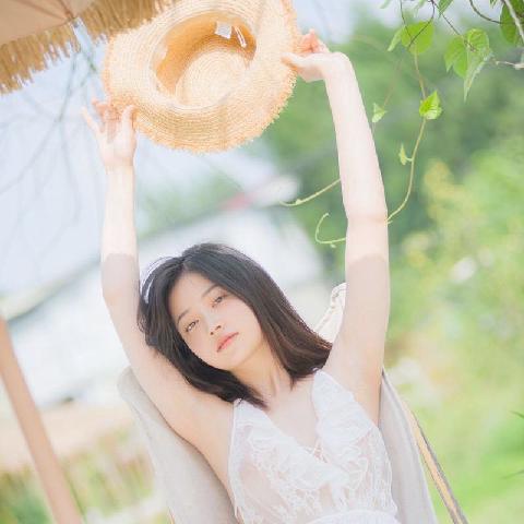 【色图】泳池旁脱衣露体大派福利的美少女 - 年年Mona