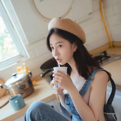 【色图】穿吊带裤的文青妹子，两个奶子又白又嫩