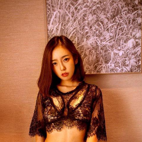 【色图】摄影师Yulnby出品 - 床上开脚翻穴的国内少女 