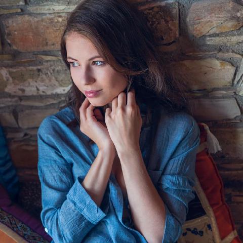 【色图】青春洋溢的少女，红唇粉穴翘臀诱人