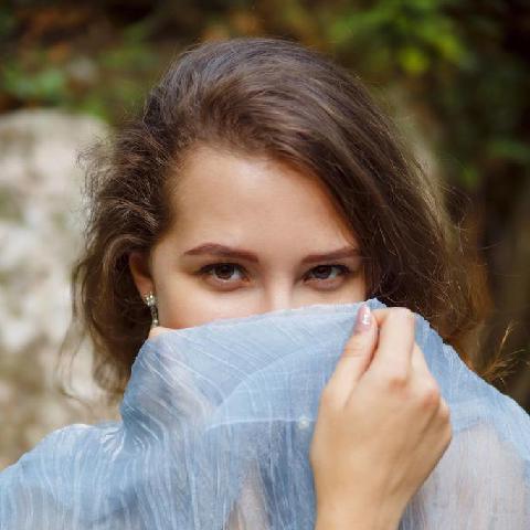 【情色美图】白皙美人小溪边自拍，婉如精灵