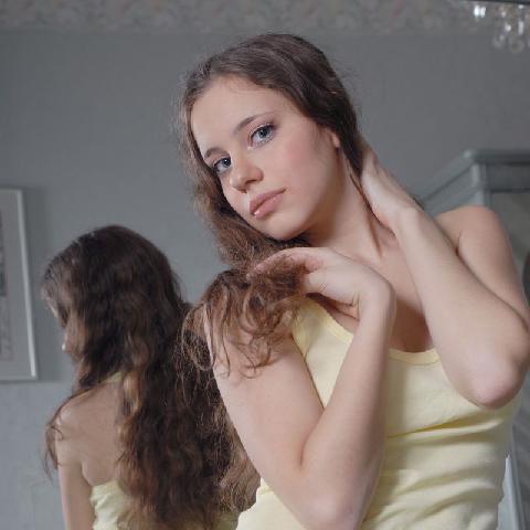 【色图】 碧眼美女慢慢脱去身上的衣服露出雪白的肌肤