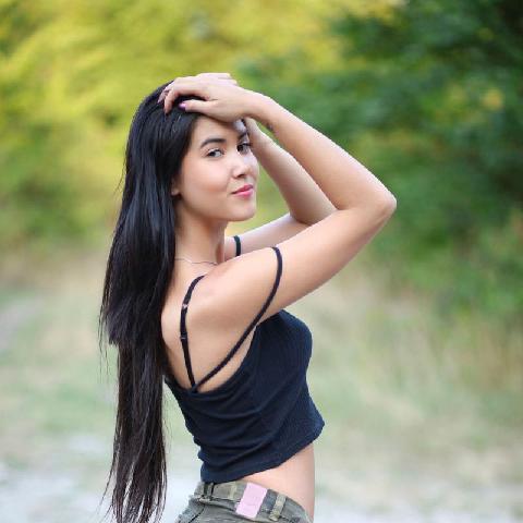 【色图】美丽的黑发少女小在碎石路上裸体小便