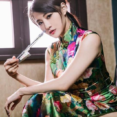 【色图】妖艳乳神乐乐的旗袍诱惑写真 