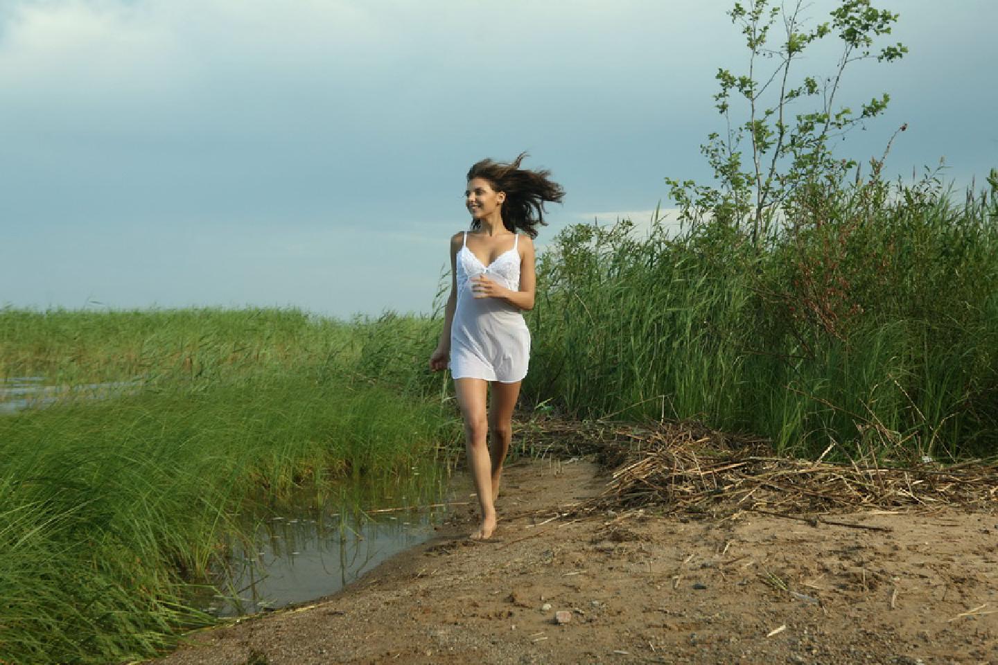 河边美女